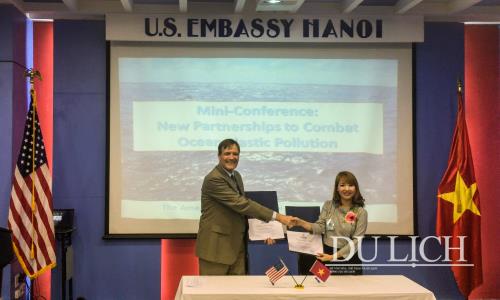  Đại diện hai bên ký kết là ông Michael Greene, Giám đốc USAID Việt Nam và bà Hồ Thị Yến Thu, Trung tâm Bảo tồn Sinh vật biển và Phát triển Cộng đồng